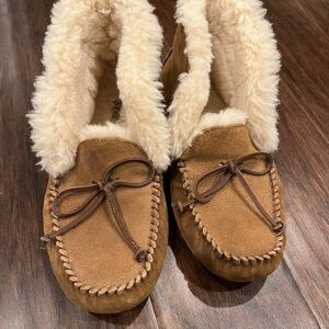 Women’s ugg slippers size 9 Alena